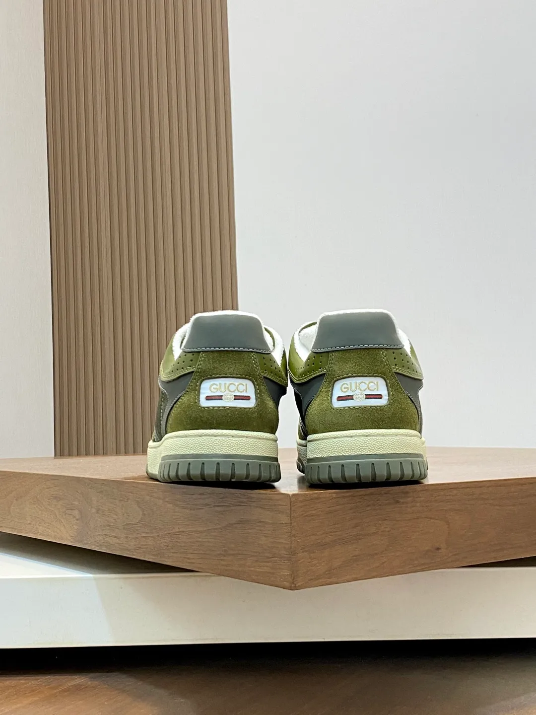 Men's Shoes 💰660 𝐆𝐮𝐜𝐜𝐢 𝐑𝐞-𝐖𝐞𝐛 As the first sneaker created by Sabato De Sarno for Gucci, the Re-Web series reinterprets the brand's classic stripes and sets off the modern silhouette design with bold and unique details. These shoes are crafted from white leather. This new sneaker is ingeniously decorated with many of the brand's classic details, and is equipped with a bright red and green webbing tongue, which will make people fall in love at first sight. White leather treated with a special process for softness and luster, with an embossed grainy texture. Script Gucci logo and interlocking G web label with Interlocking G and script Gucci logo. Rubber outsole with interlocking G detail eyelets. Web tongue. Size: 39-44 (customized for sizes 38 and 45)